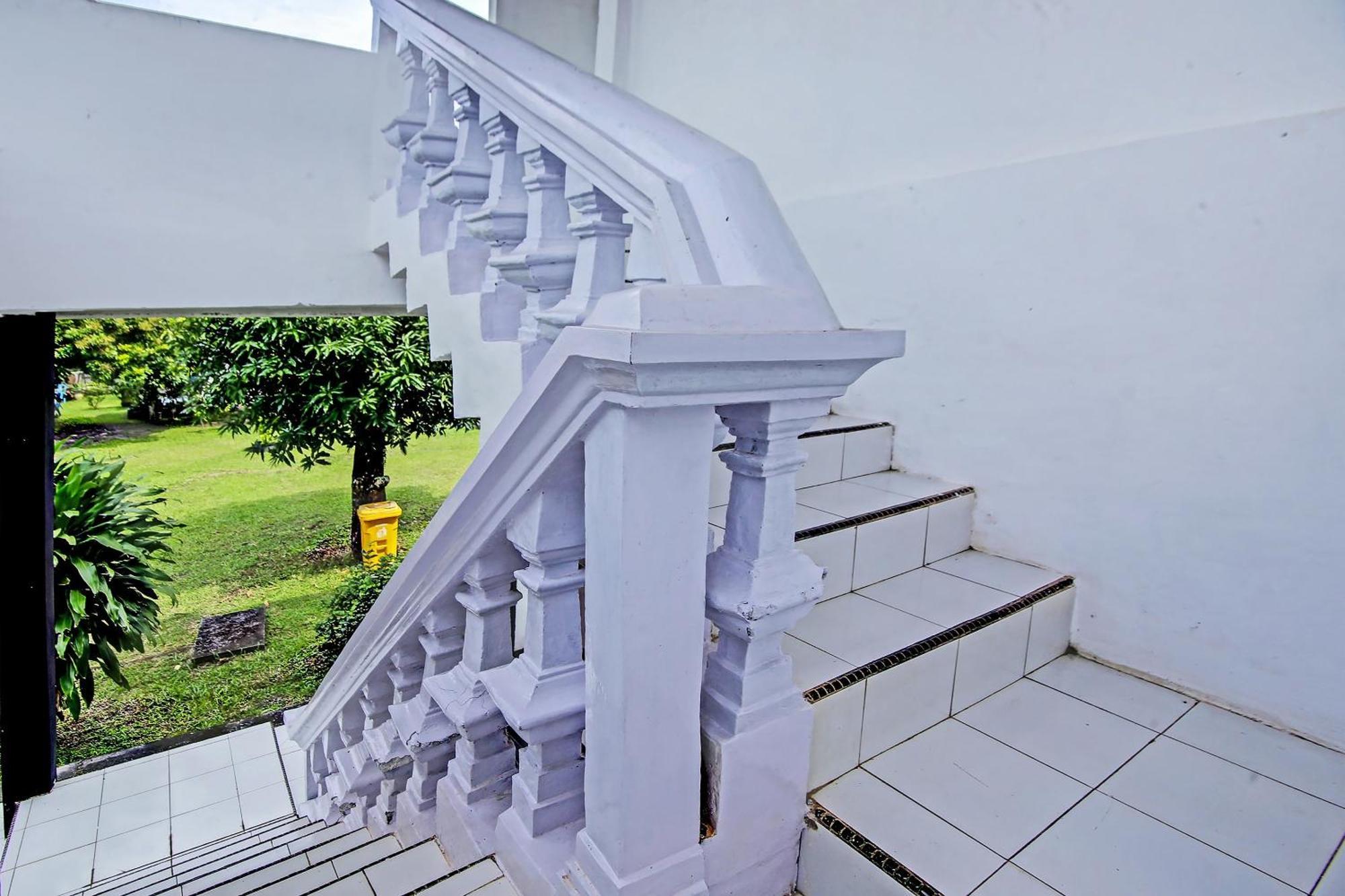 OYO 91127 Wisma Sukajadi Syariah Perabumulih Bagian luar foto