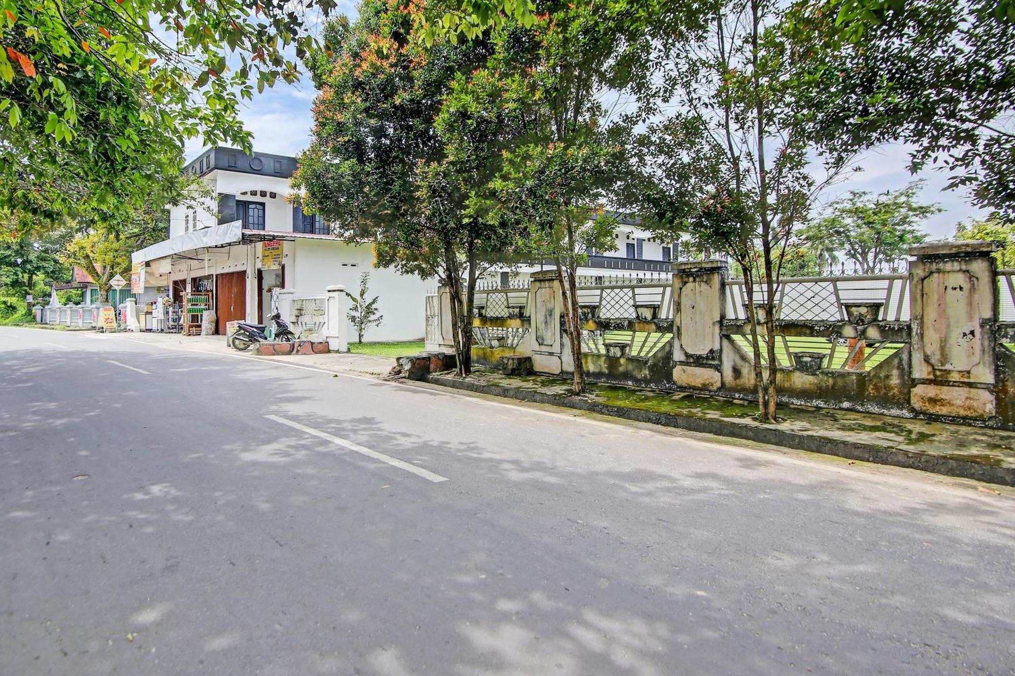 OYO 91127 Wisma Sukajadi Syariah Perabumulih Bagian luar foto