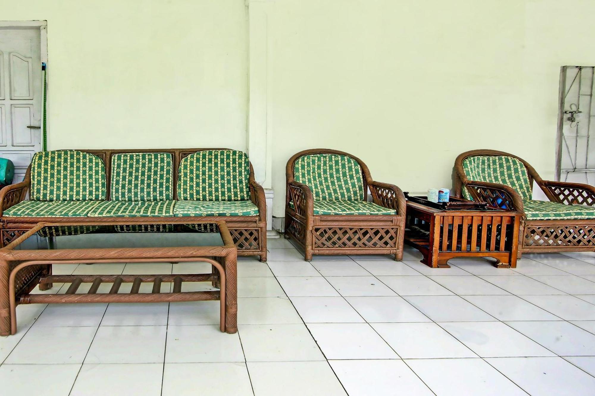 OYO 91127 Wisma Sukajadi Syariah Perabumulih Bagian luar foto