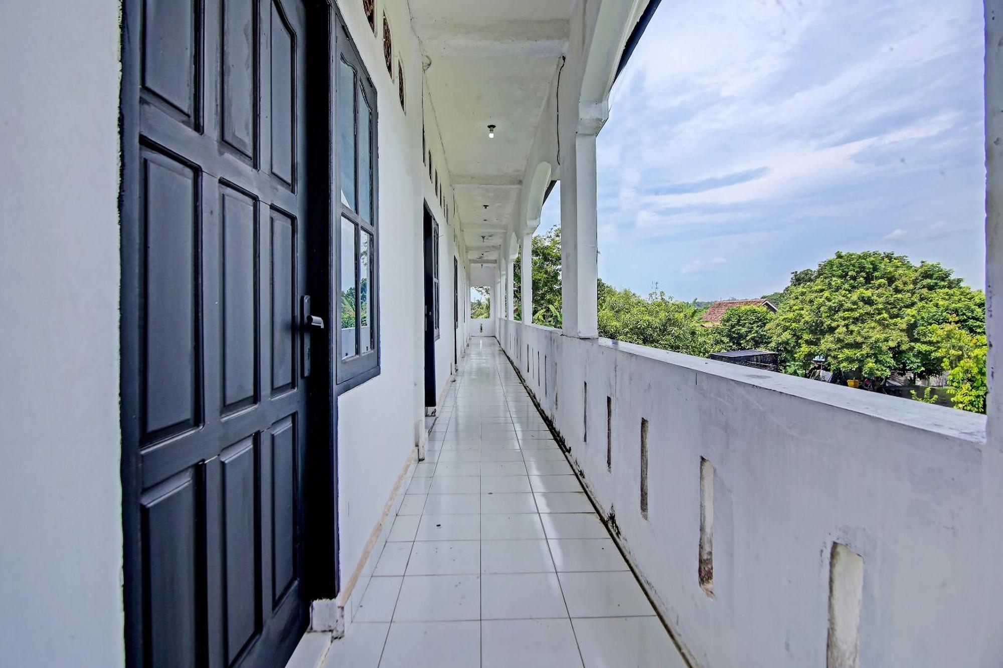 OYO 91127 Wisma Sukajadi Syariah Perabumulih Bagian luar foto