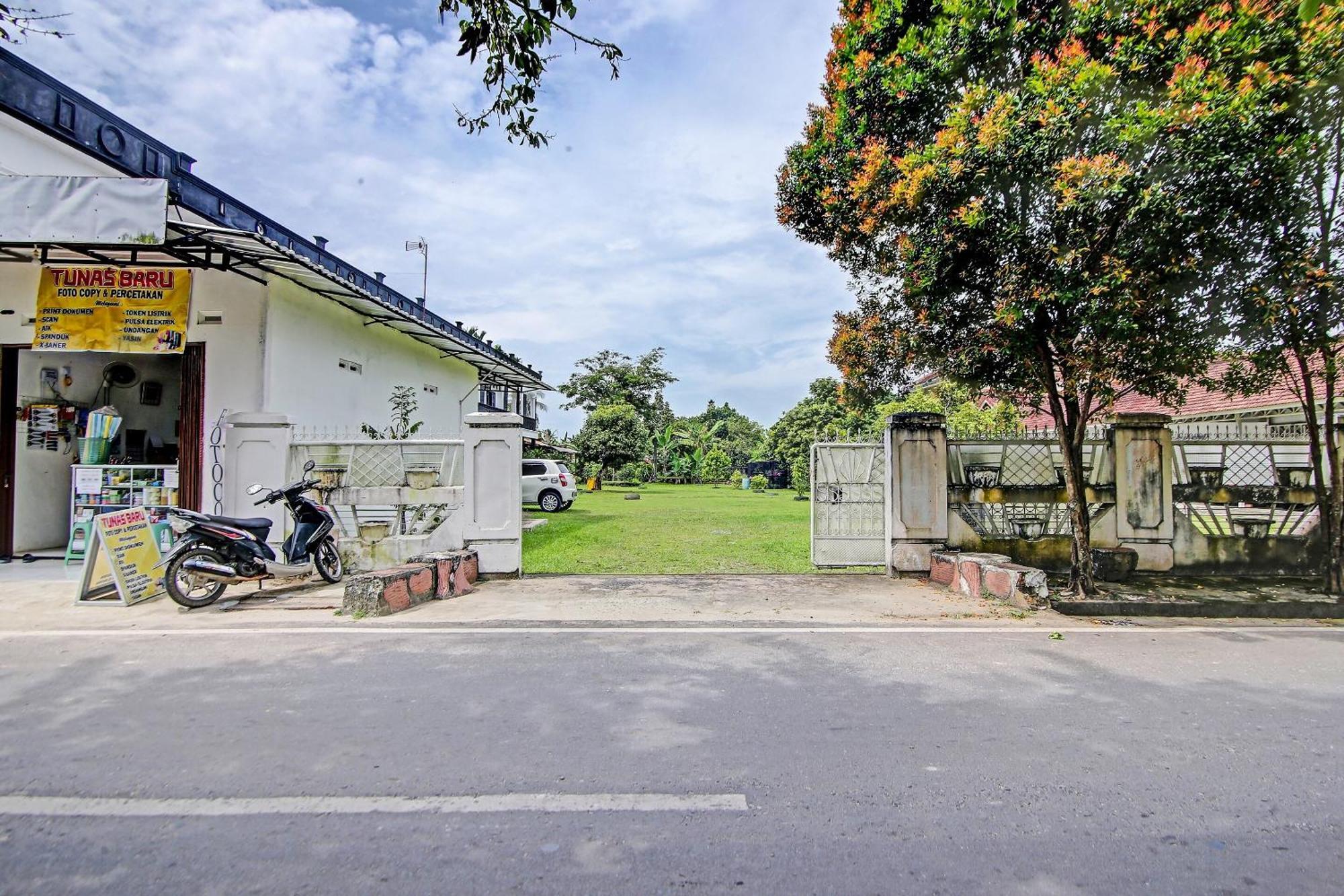 OYO 91127 Wisma Sukajadi Syariah Perabumulih Bagian luar foto